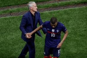 德尚谈姆巴佩伤情：我和他有多次交流，不幸的是受伤部位被撞到