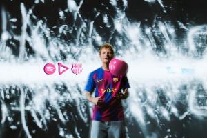 莱万：看到黄老板的新专辑出现在国家德比球衣上，真的非常特别