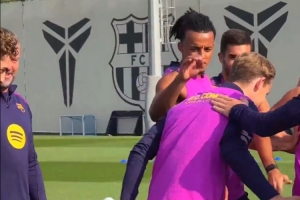 🎉巴萨球员在训练课列队用拍头礼祝贺德容续约、费尔明伤愈归队