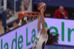 解说都震惊了！U18欧锦赛法国18岁女篮小将💥快攻双手炸扣