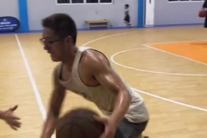 双手运着打，只有打球的才知道他有多强~