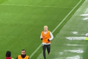 当加纳乔在场边热身，老特拉福德球迷发出阵阵嘘声