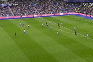 被队友晃了！范赫克躲避不及将球挡进自家球门，热刺2-2布莱顿