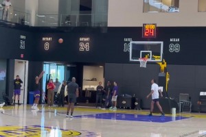 未来几天完成首秀！斯玛特在今日训练后加练了三分投篮