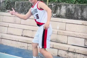 詹姆斯现场教学杜兰特勾手投篮，场面很欢乐🤣