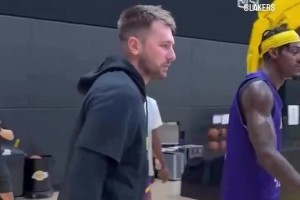 发福利了！东契奇给队友每人送一双自己的新球鞋😂