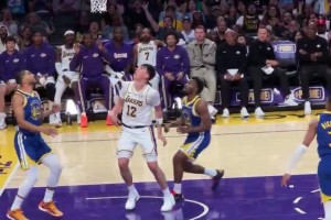 拉拉维亚上空篮两次不中，幸亏后面补进！老詹从想抱头变鼓掌😂