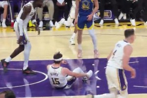 这球没犯规？里夫斯突破神仙高抛命中，主场球迷一阵惊呼！