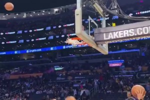 恢复得不错看来？詹姆斯手痒没忍住，来了记三分