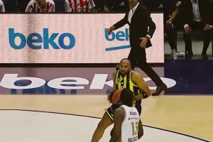 卧槽！我湖旧将霍顿-塔克，在土超的这记隔扣也太残暴了吧！🤯