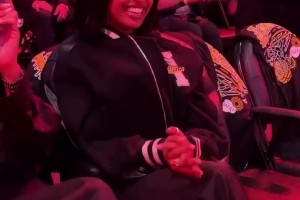 瓦妮莎带女儿也观看了今天湖人的揭幕战